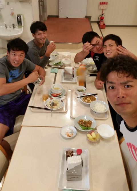 若い衆と寮で飯