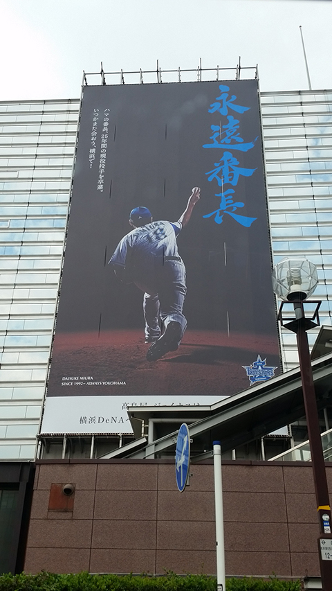 サイン書いてる