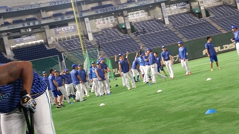 ドームに乗り込み