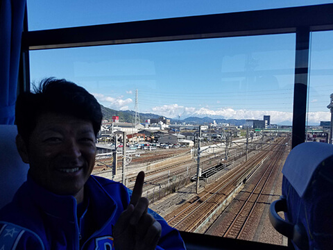 上田コーチと富士山