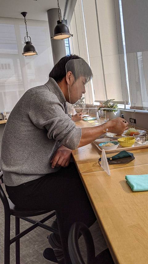 カウンターでご飯