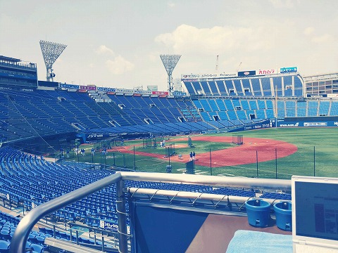 青空の下で仕事や