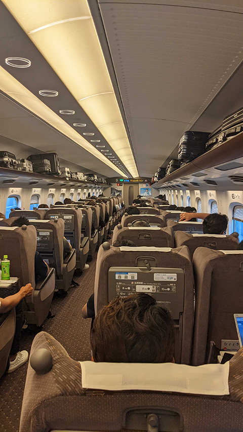 新幹線で長旅です。