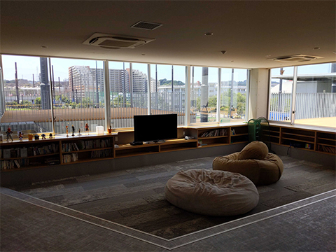 今日は寮の共有スペースを見せまーす