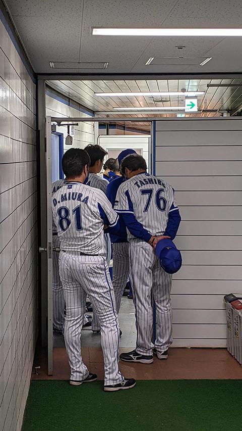 試合前のベンチ裏です
