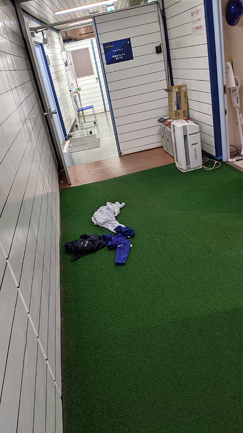 いつも試合後にここでユニフォームを全部脱ぐの