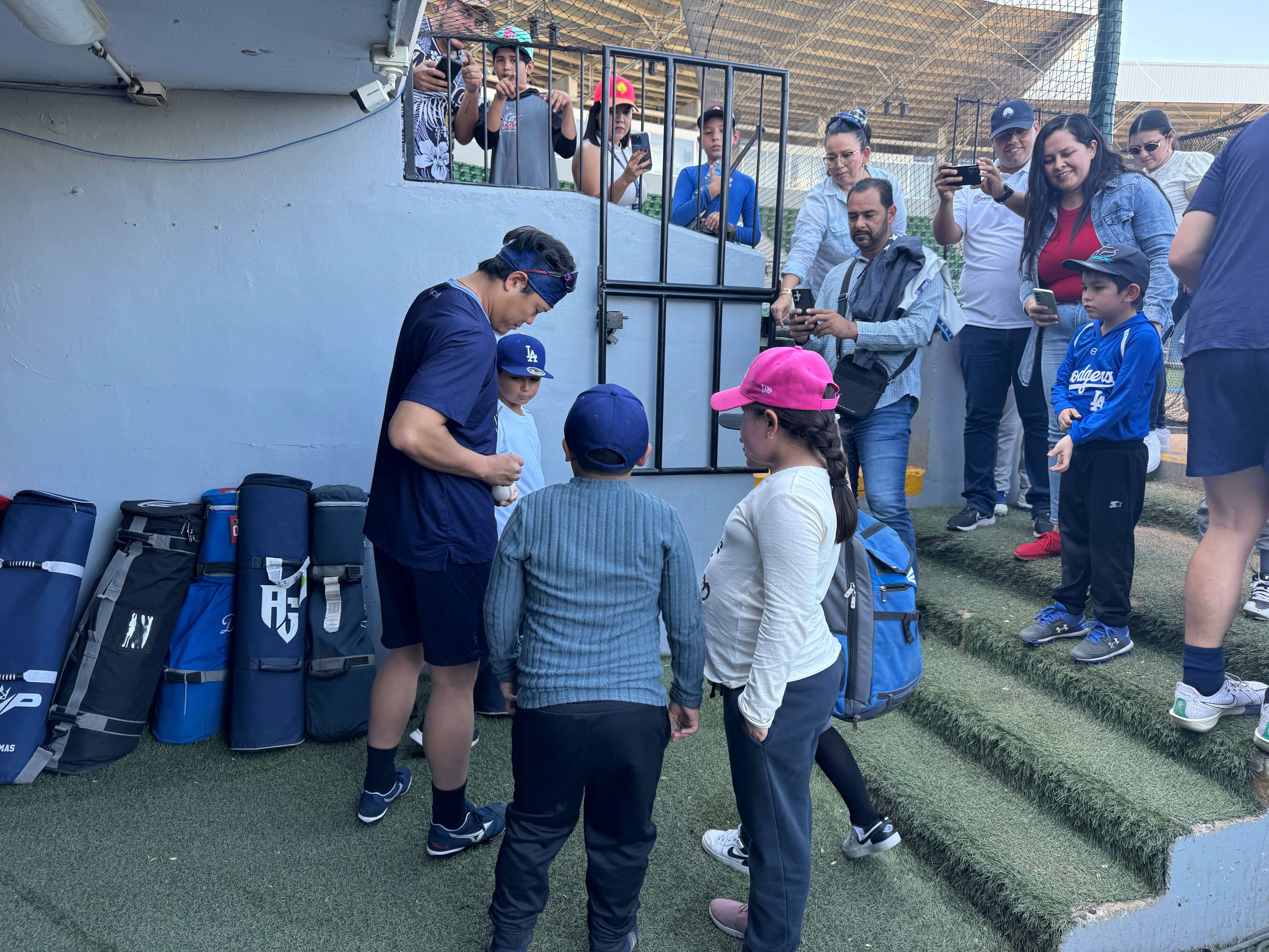 サインを求められるティグレ