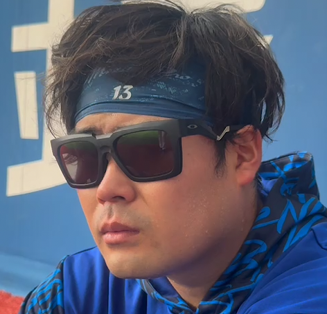 サングラス越しにこちらを伺う
