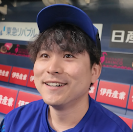 サノス、カメラに興味津々