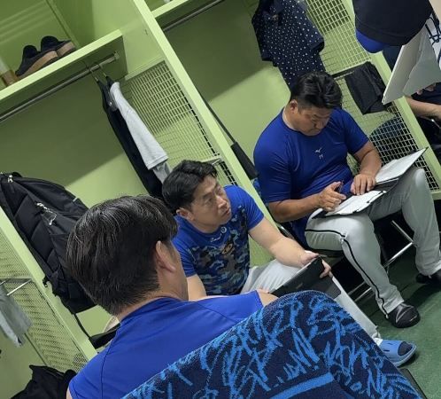 試合後のコーチミーティング。