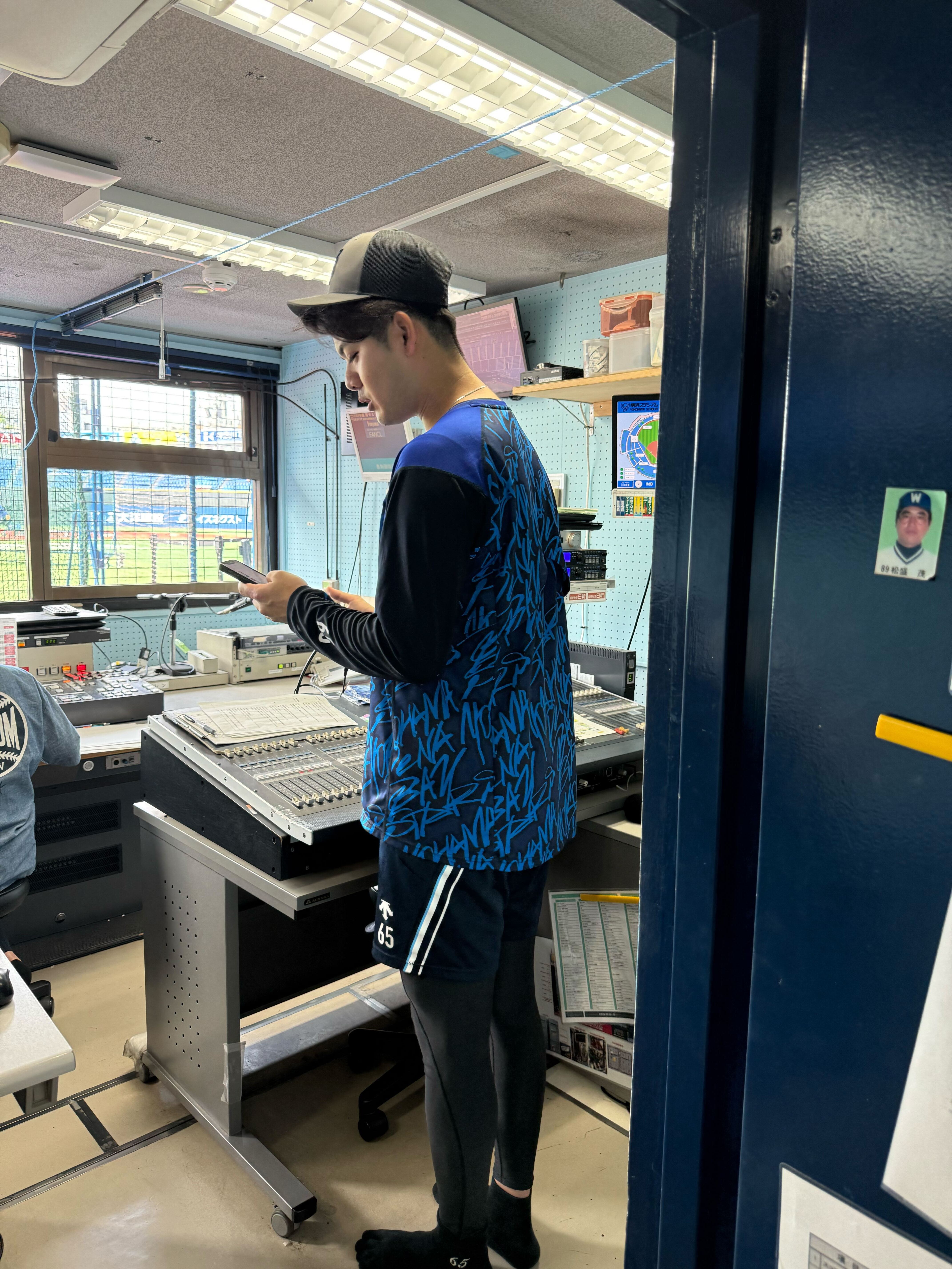 球場の放送室で何やら‥