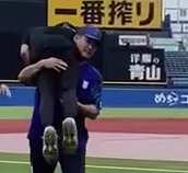 担がれるミスタースラッガー