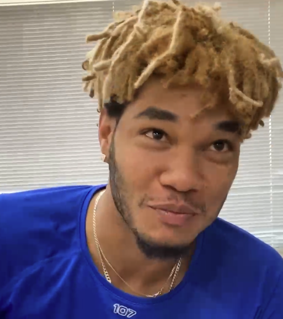 食事中のマルちゃん