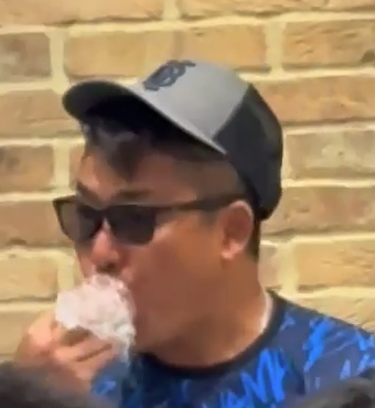 モグモグー。