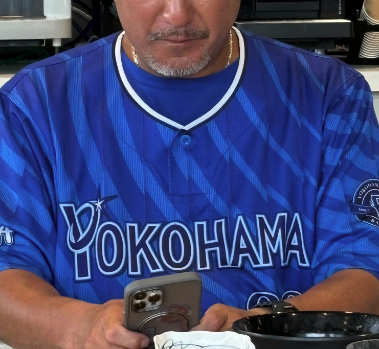 携帯いじりながらニヤニヤしとる