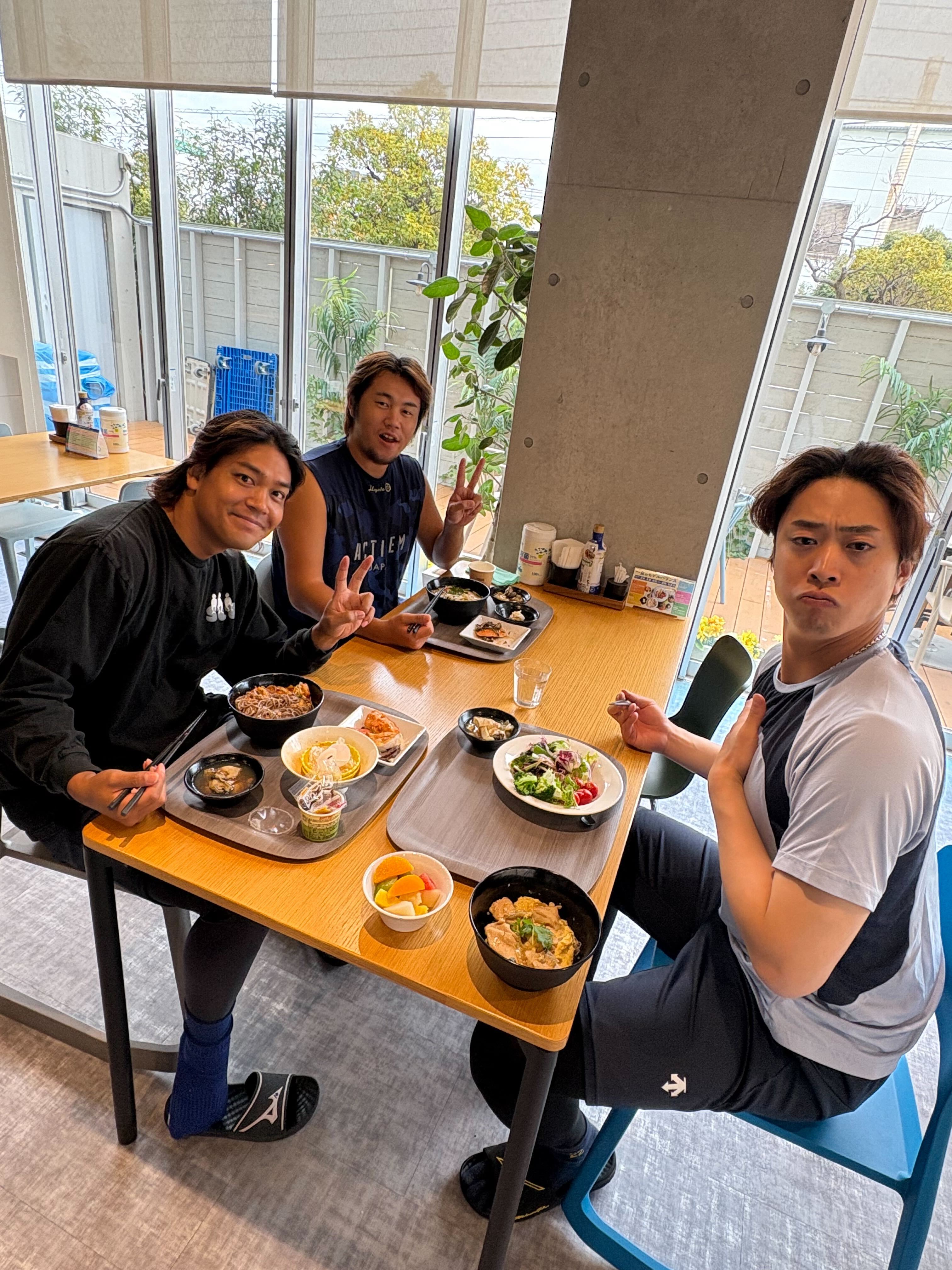 みんな仲良くランチ中。