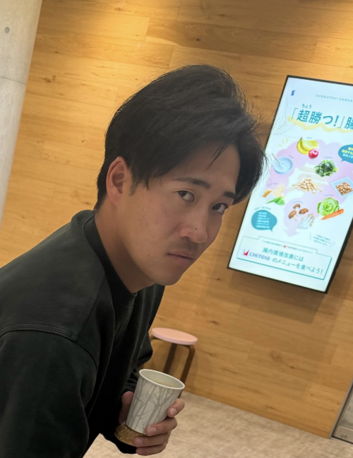 必勝祈願の手型をつける様子👀