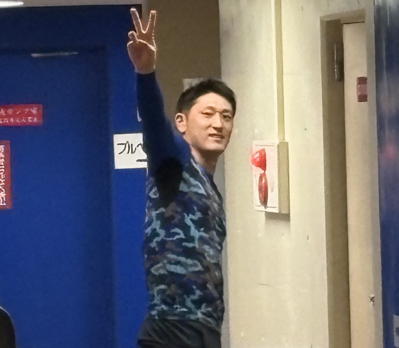 年下の仕事をする汐恩😂