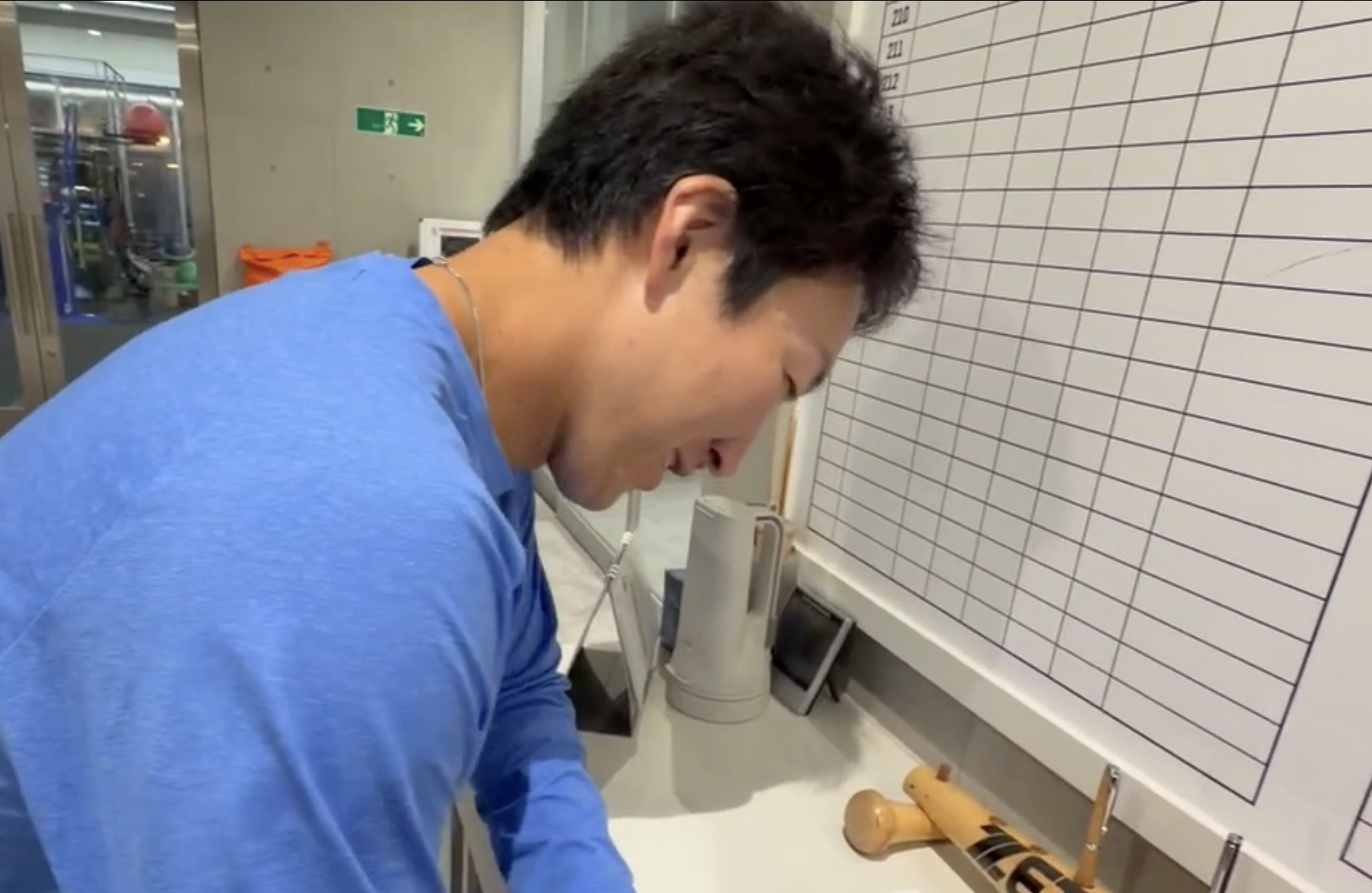 千隼さんのアンケートに悩む大貫さん