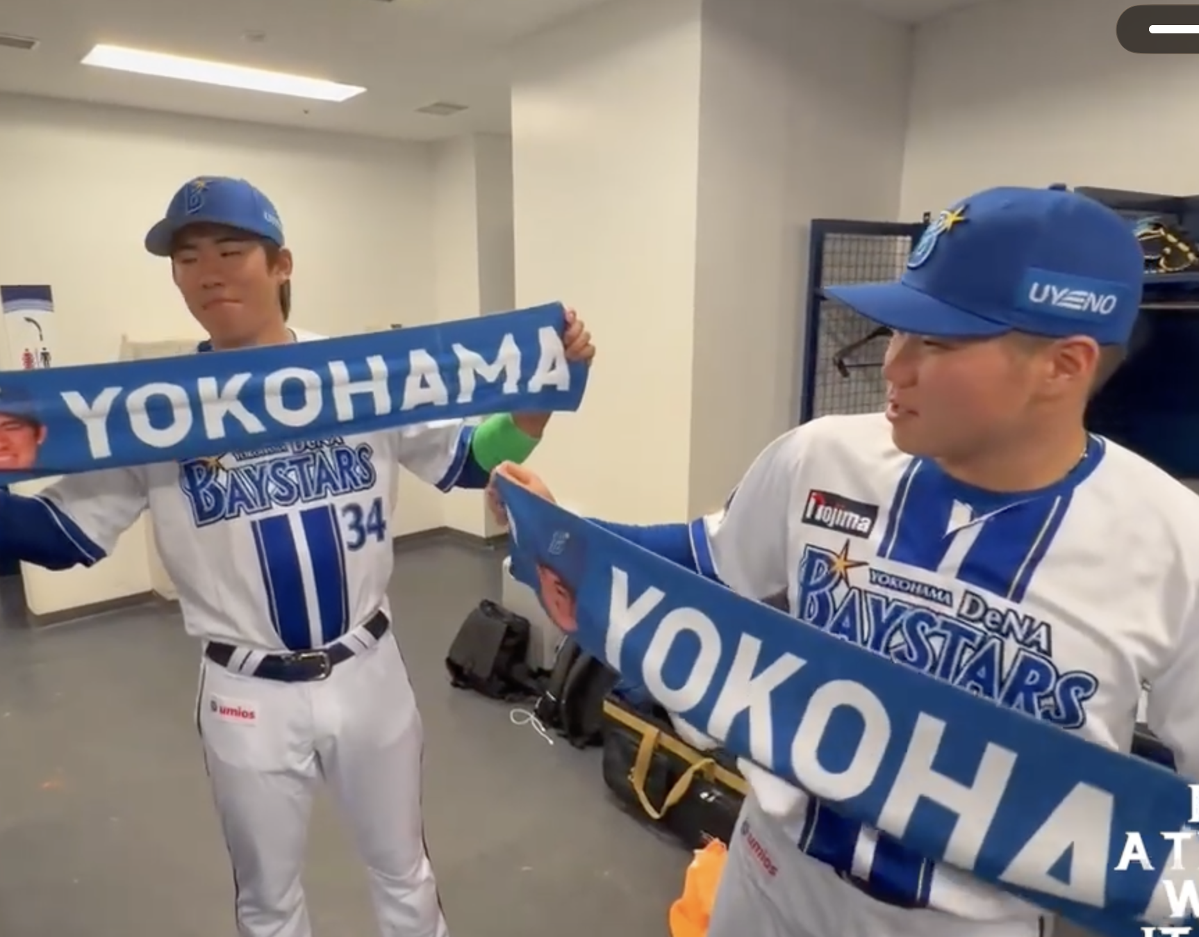 新しいグッズに照れる2人⭐️