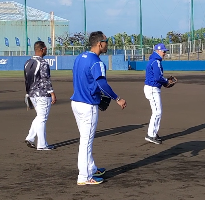 ビスケルさんの華麗なグラブさばき