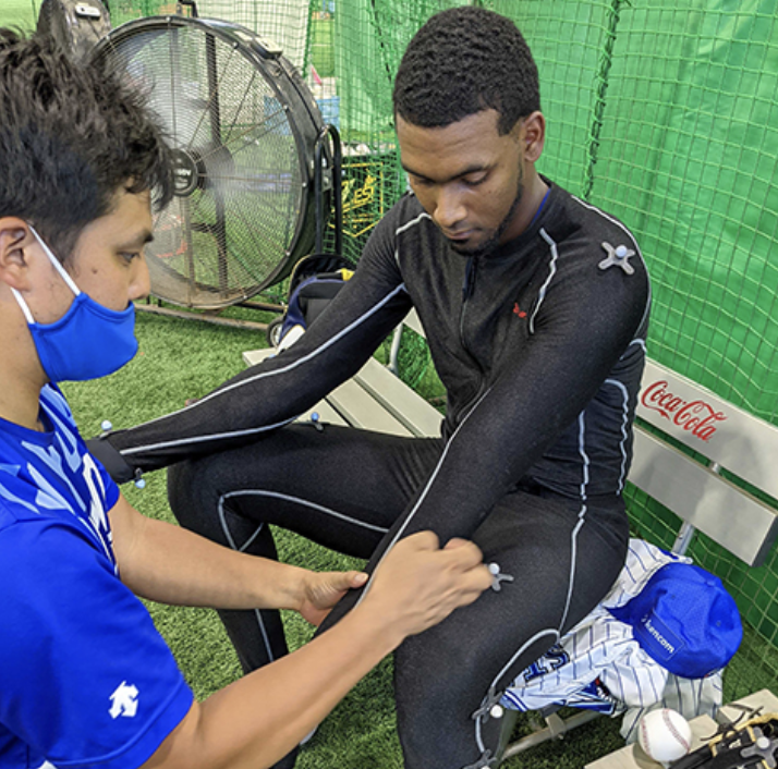 モジモジくんな格好をしているのは