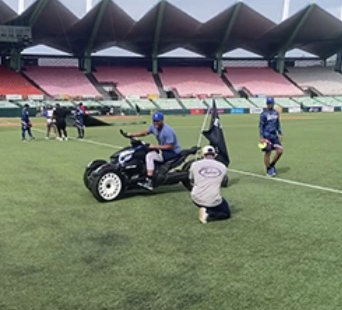三輪バイクで陽気に登場