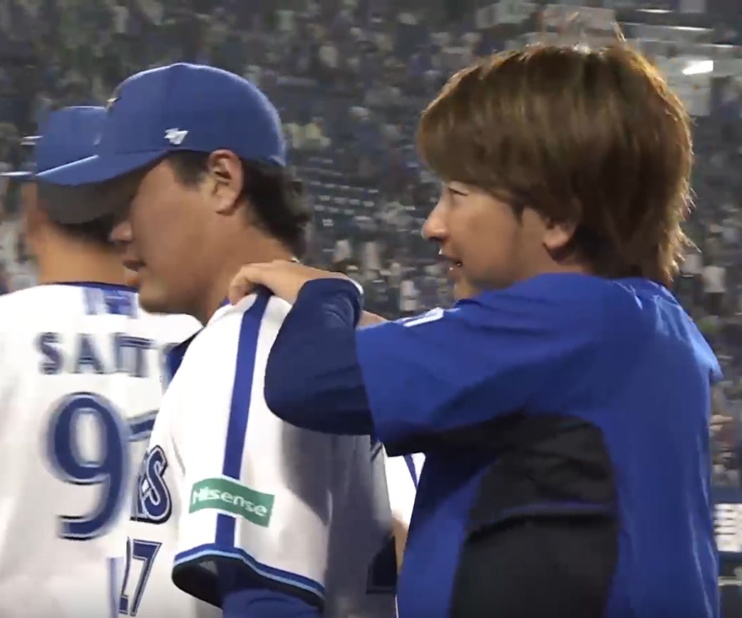 上茶谷選手の肩をもみもみ