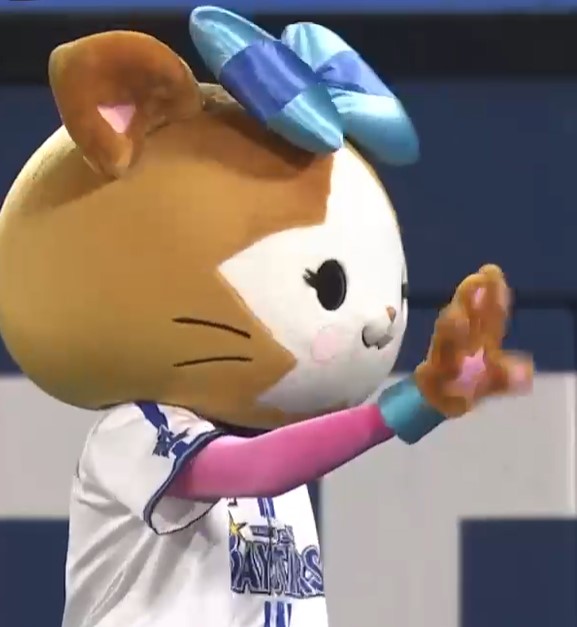 お見送りするマスコット