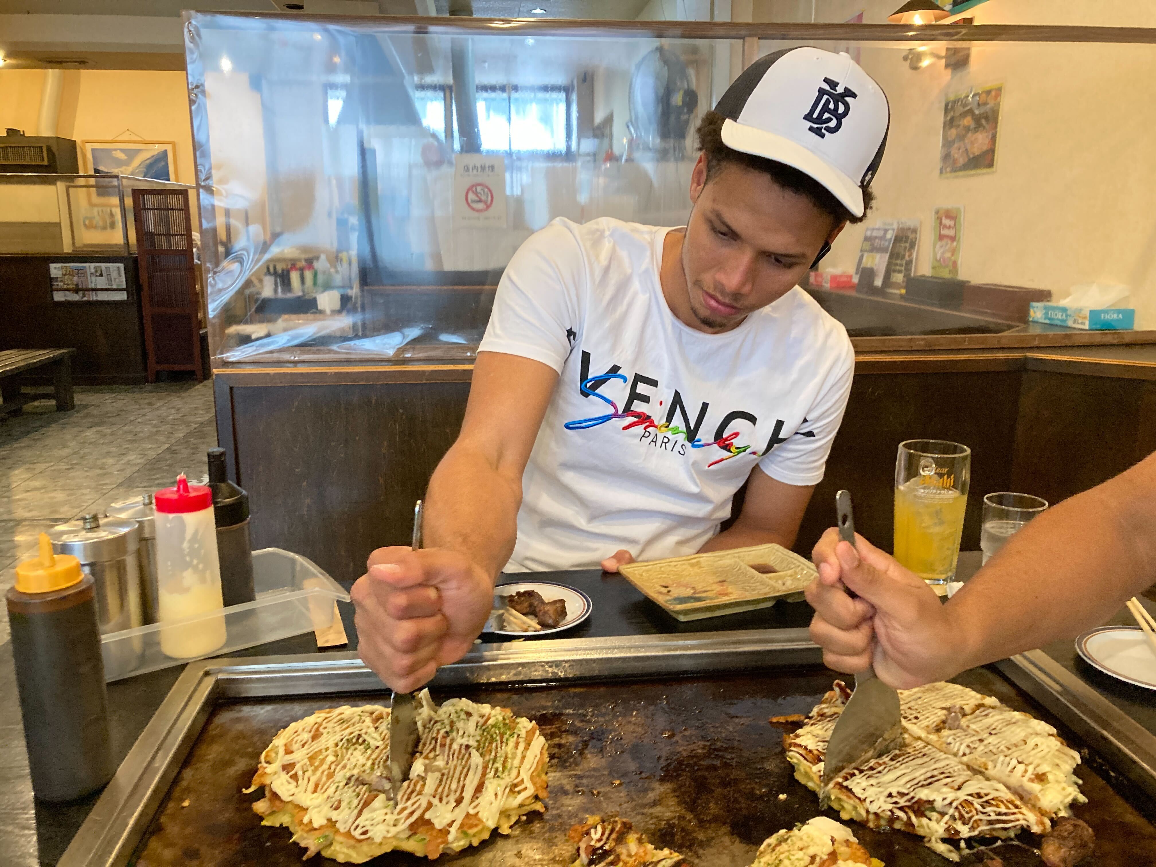 モロティネス、お好み焼きと出会う