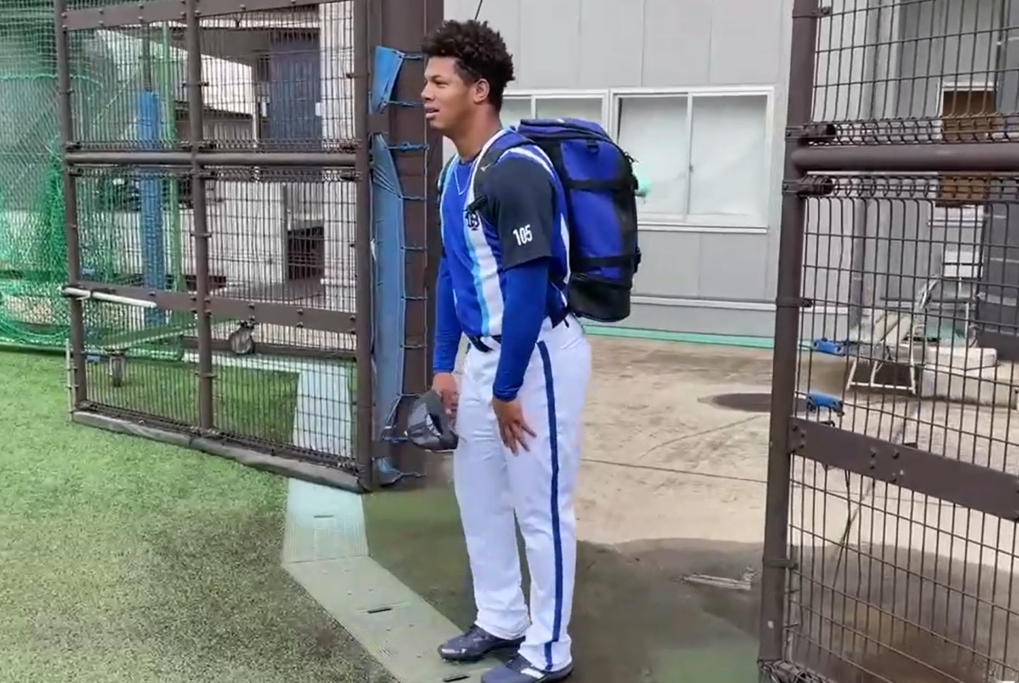 グラウンドに出入りするときに