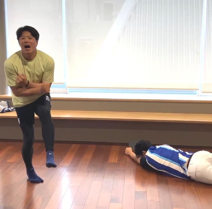 卓球をする関西のふたり